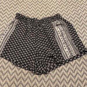 BeBop XS Black & White High-Waisted Patterned Shorts with Pockets
